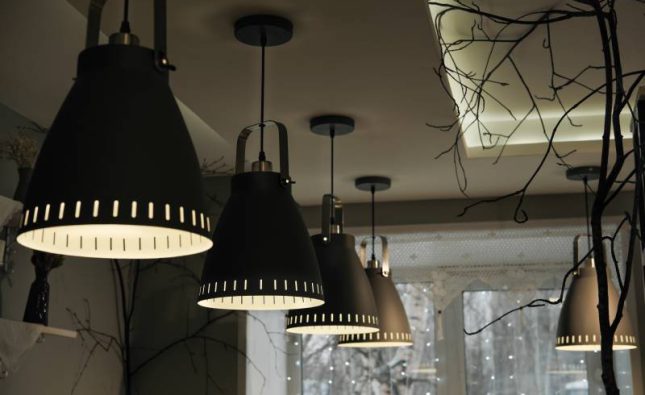 Retro, Vintage czy Modern: Historia i ewolucja designu lamp sufitowych