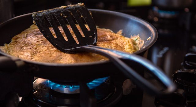 Pyszny omlet z łososiem i koperkiem: Doskonałe połączenie smaków
