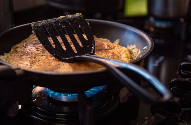 Pyszny omlet z łososiem i koperkiem: Doskonałe połączenie smaków