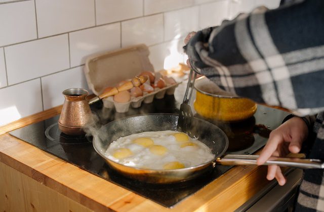 Prosty sposób na jajka na miękko z awokado i pieczarkami
