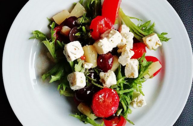 Oryginalne jajka faszerowane warzywami i serem feta