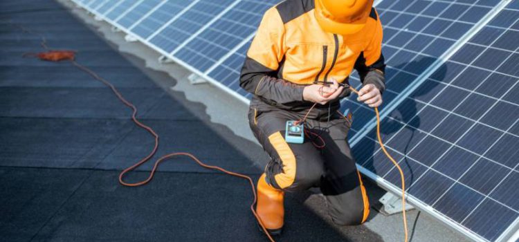 Skalowanie instalacji fotowoltaicznych: jak przemysł wytwarzający energię słoneczną wpływa na sieć energetyczną