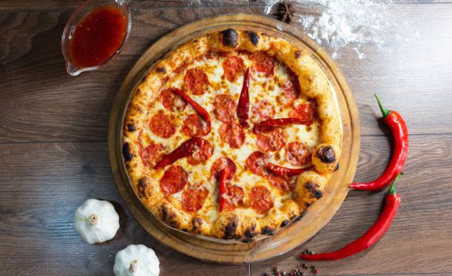 Rytuały jedzenia pizzy – od rodzinnych tradycji po globalne trendy.