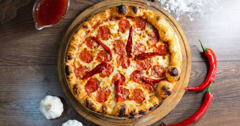 Rytuały jedzenia pizzy – od rodzinnych tradycji po globalne trendy.